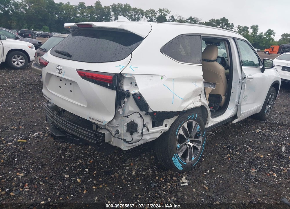 2022 TOYOTA HIGHLANDER XLE VIN: 5TDHZRBH2NS226741