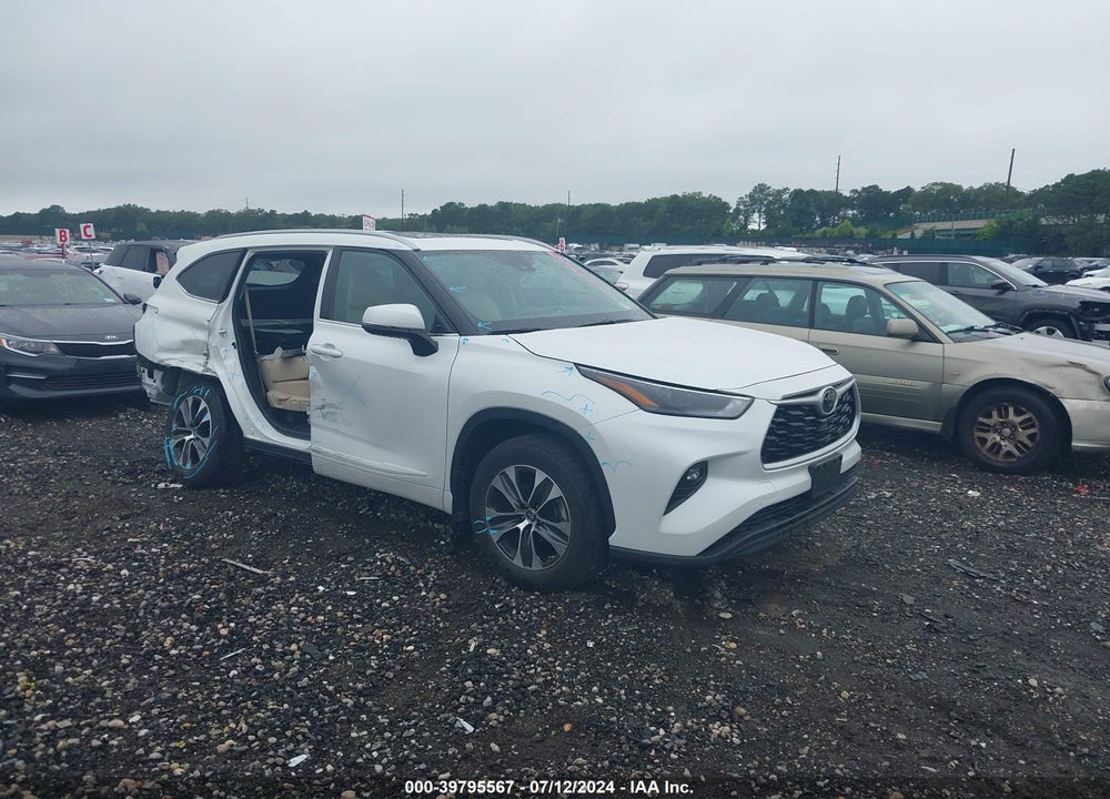 2022 TOYOTA HIGHLANDER XLE VIN: 5TDHZRBH2NS226741