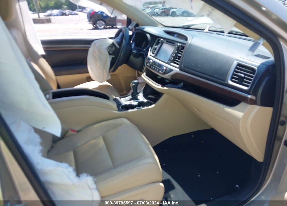 2016 TOYOTA HIGHLANDER LIMITED PLATINUM V6 VIN: 5TDDKRFHXGS323024