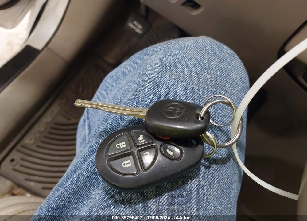 2008 TOYOTA SIENNA XLE VIN: 5TDBK22C88S016333