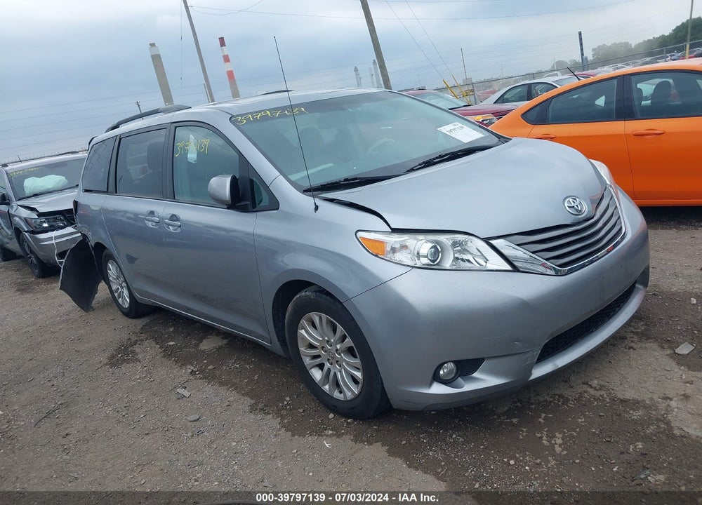 2013 TOYOTA SIENNA XLE V6 8 PASSENGER VIN: 5TDYK3DC3DS398214