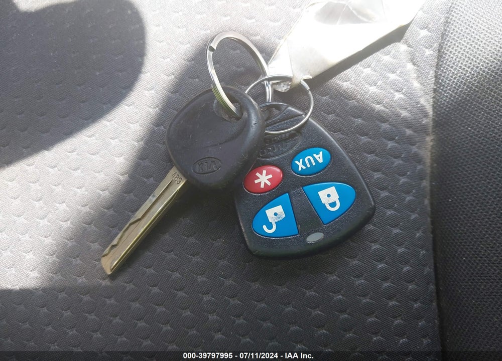 2011 KIA SORENTO LX VIN: 5XYKTCA19BG069890