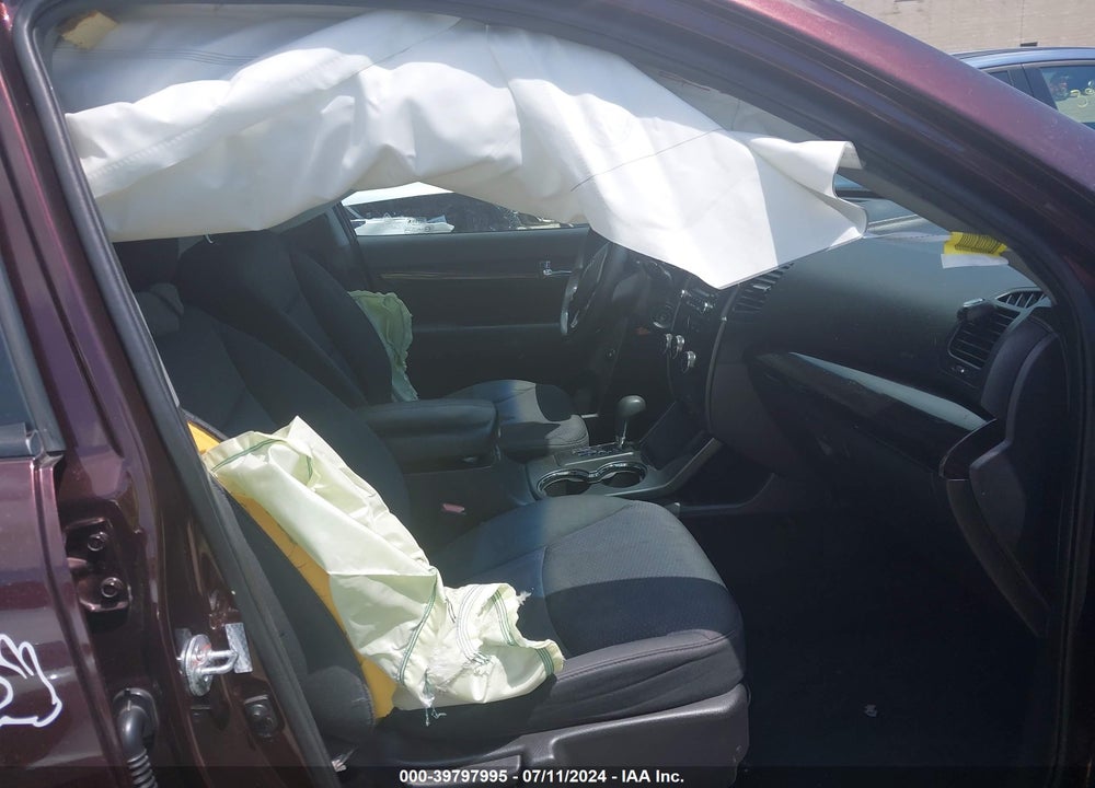 2011 KIA SORENTO LX VIN: 5XYKTCA19BG069890