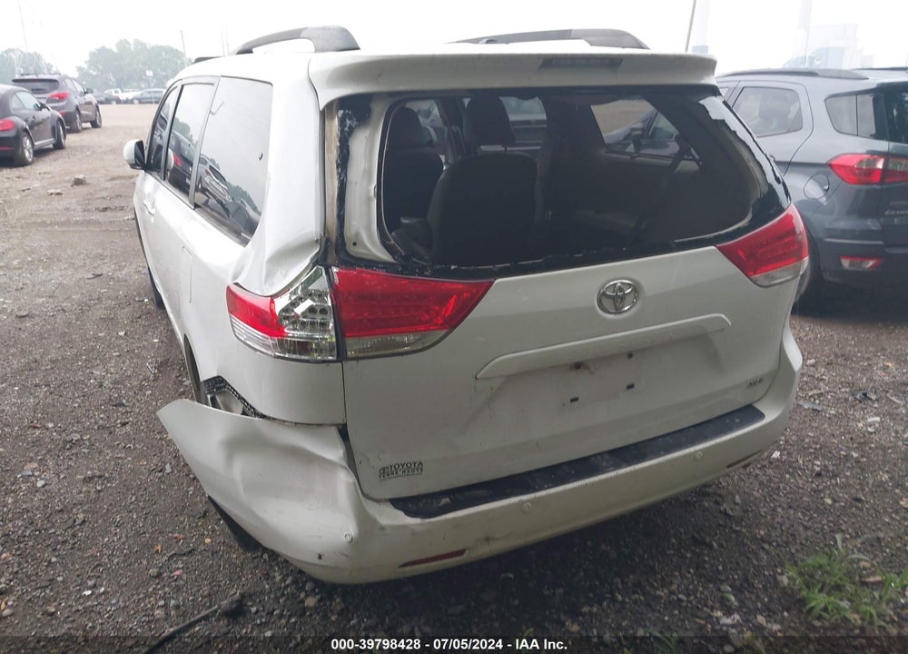 2013 TOYOTA SIENNA XLE V6 8 PASSENGER VIN: 5TDYK3DCXDS340522