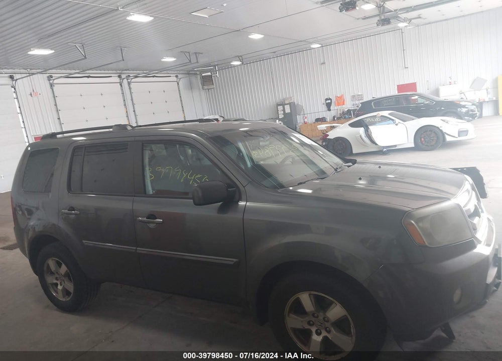 2011 HONDA PILOT EX VIN: 5FNYF4H47BB001554