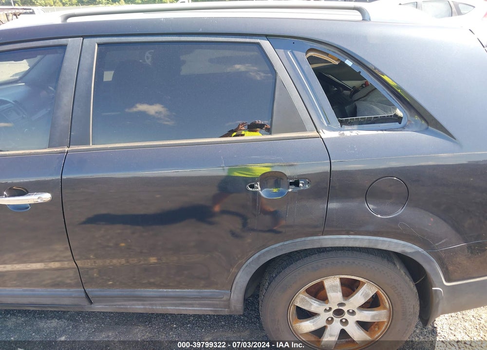 2013 KIA SORENTO LX V6 VIN: 5XYKT4A21DG370753