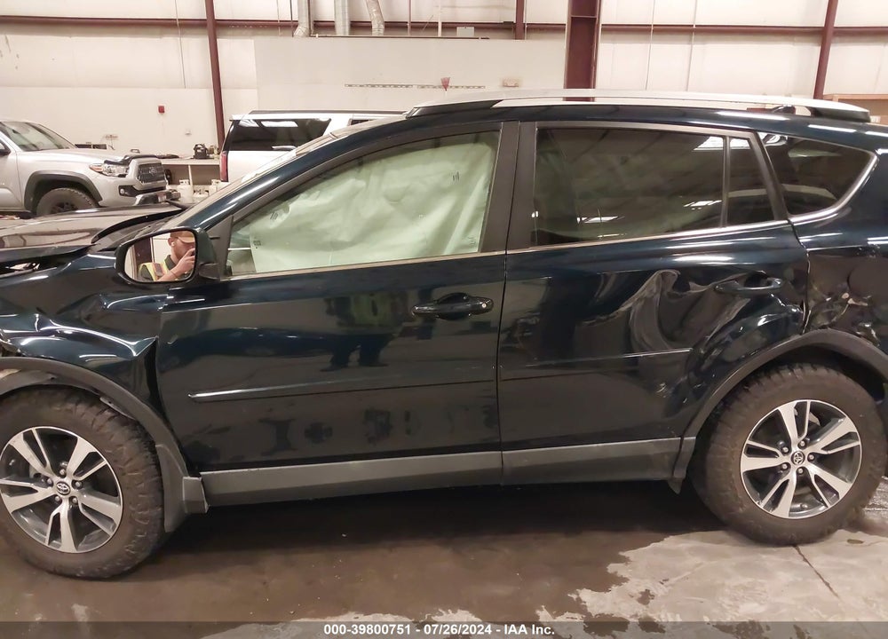 2017 TOYOTA RAV4 XLE VIN: 2T3RFREVXHW664196