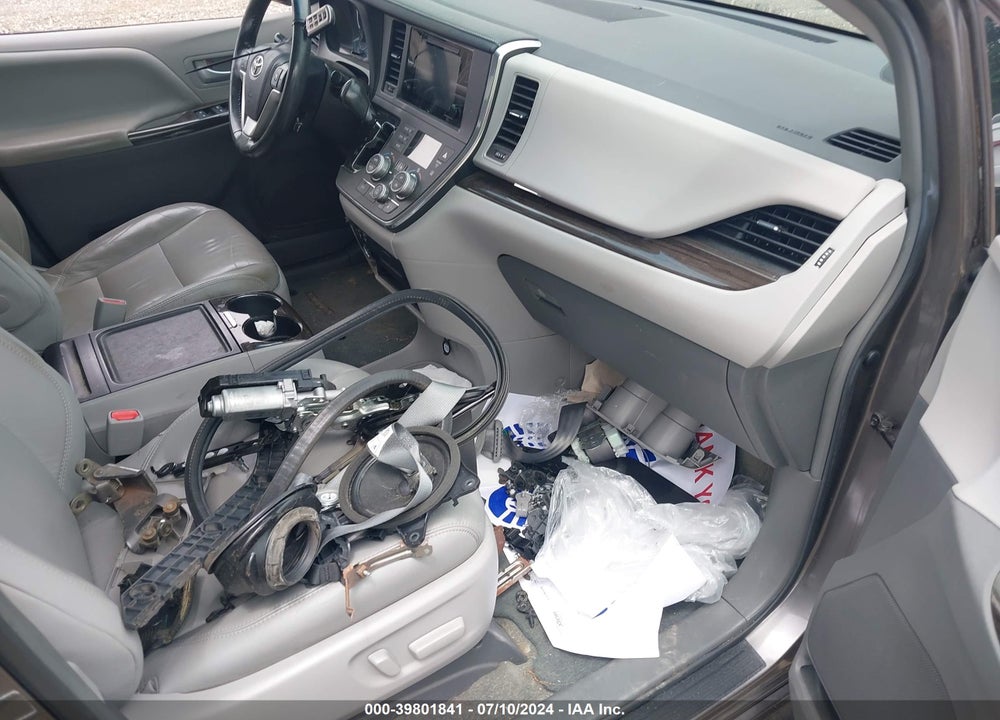 2017 TOYOTA SIENNA XLE 8 PASSENGER VIN: 5TDYZ3DC7HS853468