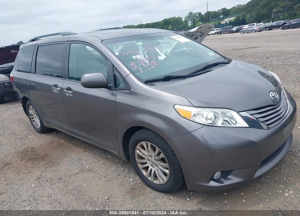 2017 TOYOTA SIENNA XLE 8 PASSENGER VIN: 5TDYZ3DC7HS853468