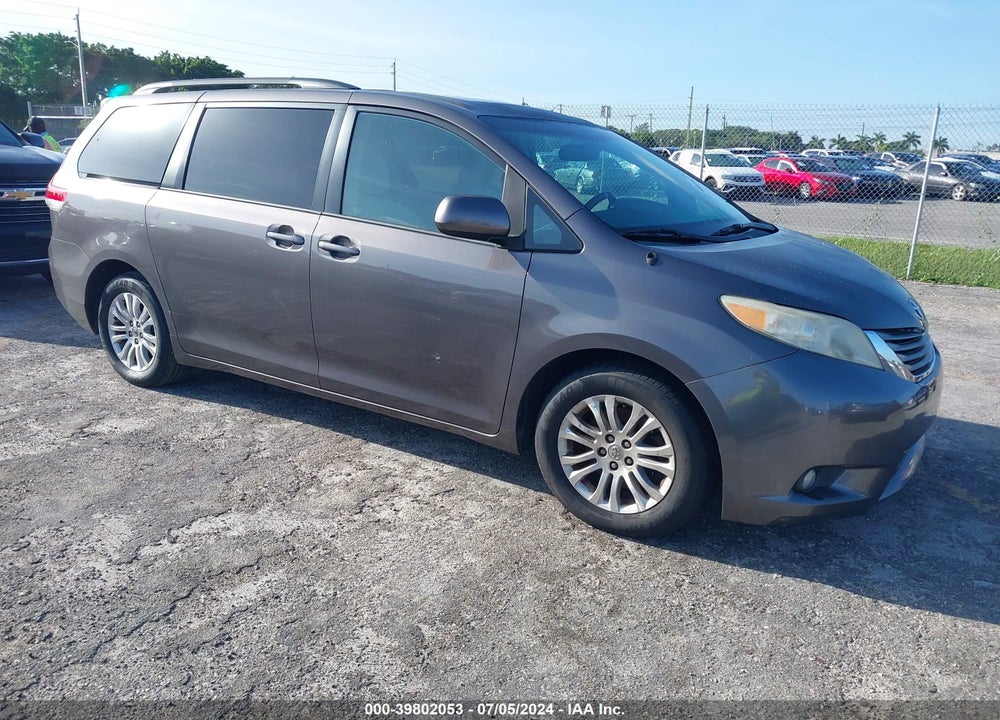 2013 TOYOTA SIENNA XLE V6 8 PASSENGER VIN: 5TDYK3DC4DS381034
