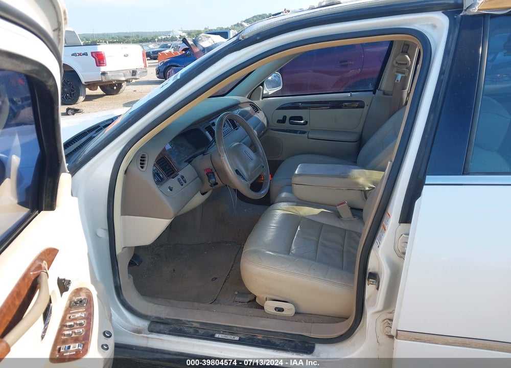 2002 LINCOLN TOWN CAR EXECUTIVE VIN: 1LNHM81W92Y667335