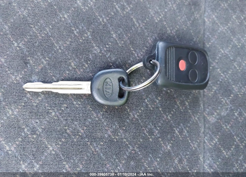 2004 KIA SPECTRA VIN: KNAFB161045137438