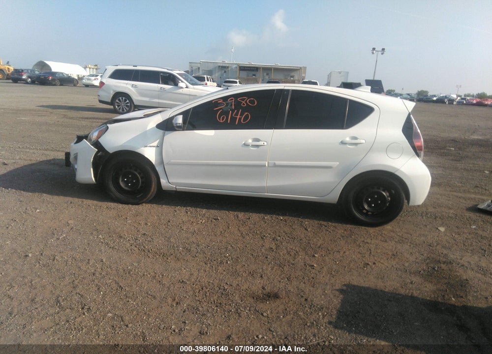 2015 TOYOTA PRIUS C THREE VIN: JTDKDTB3XF1585288
