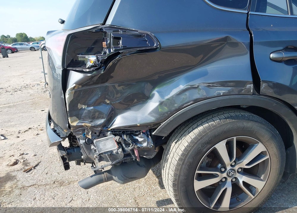 2018 TOYOTA RAV4 XLE VIN: JTMWFREV1JD109482