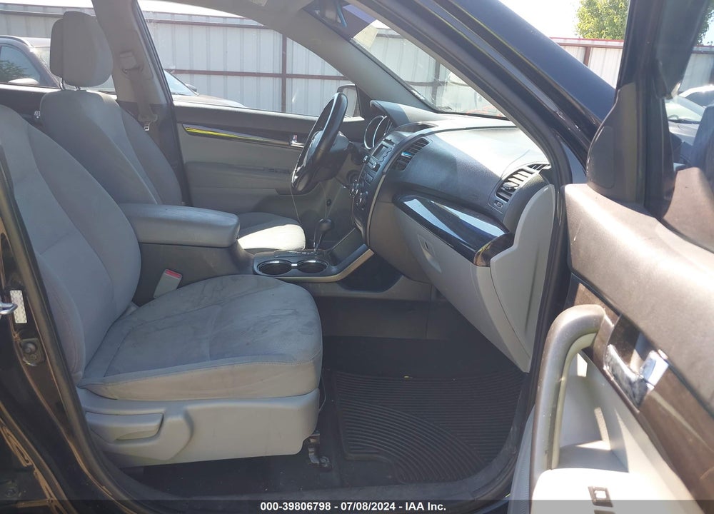 2011 KIA SORENTO LX VIN: 5XYKT3A1XBG003137