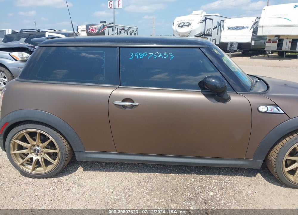 2010 MINI COOPER S VIN: WMWMF7C5XATX42970