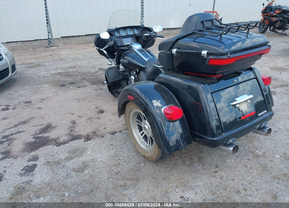 2016 HARLEY-DAVIDSON FLHTCUTG TRI GLIDE ULTRA VIN: 1HD1MAL15GB859455
