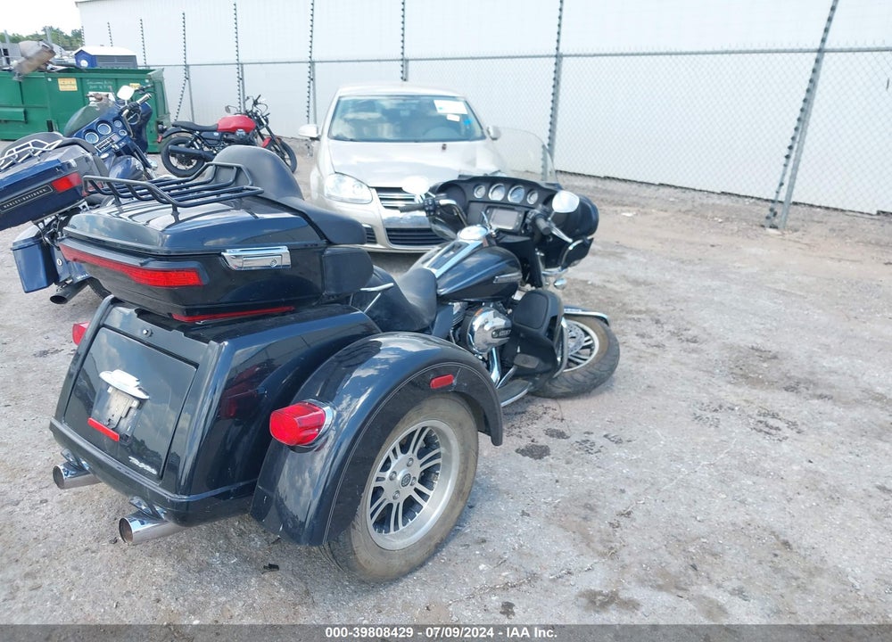 2016 HARLEY-DAVIDSON FLHTCUTG TRI GLIDE ULTRA VIN: 1HD1MAL15GB859455
