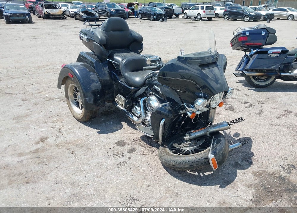 2016 HARLEY-DAVIDSON FLHTCUTG TRI GLIDE ULTRA VIN: 1HD1MAL15GB859455