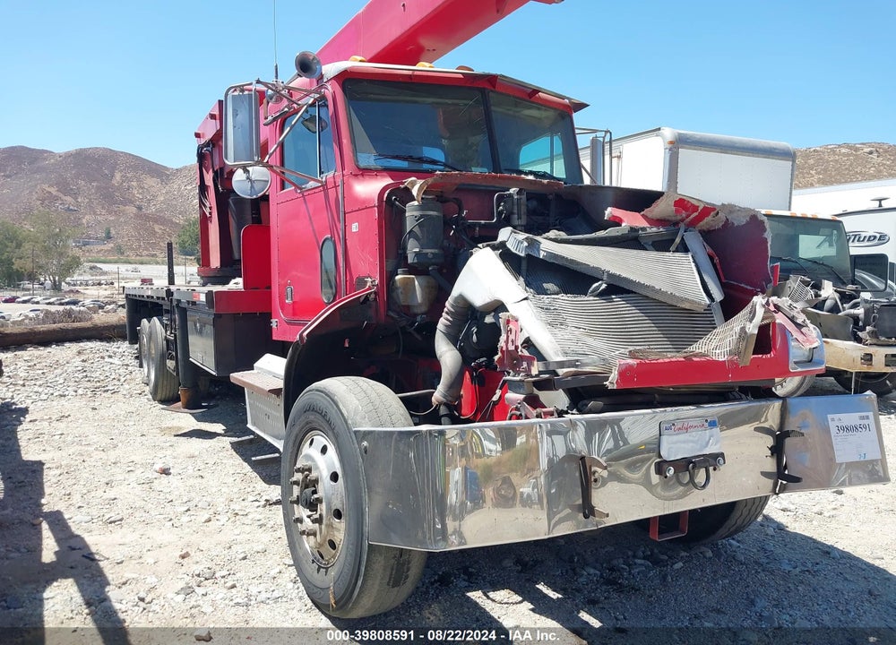 2001 PETERBILT 330 VIN: 2NPNLD0X01M554167