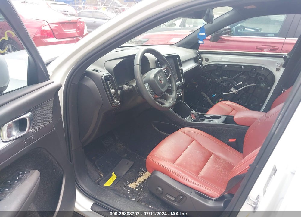 2020 VOLVO XC40 T5 MOMENTUM VIN: YV4162UK4L2180597