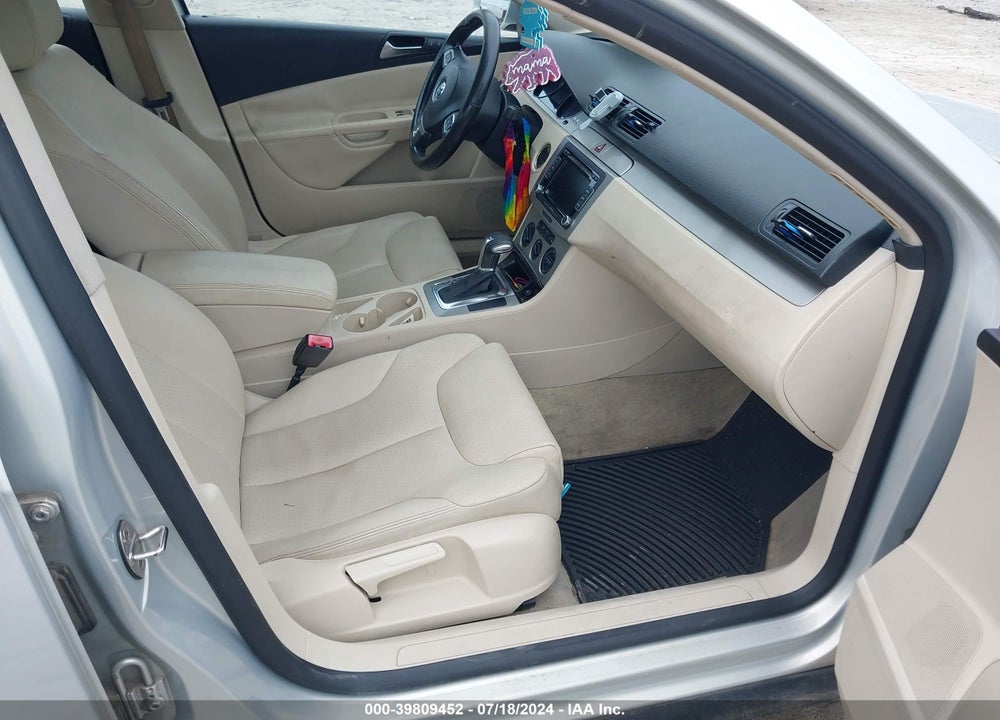 2010 VOLKSWAGEN PASSAT KOMFORT VIN: WVWJK7AN0AE062259