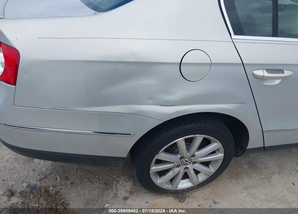 2010 VOLKSWAGEN PASSAT KOMFORT VIN: WVWJK7AN0AE062259