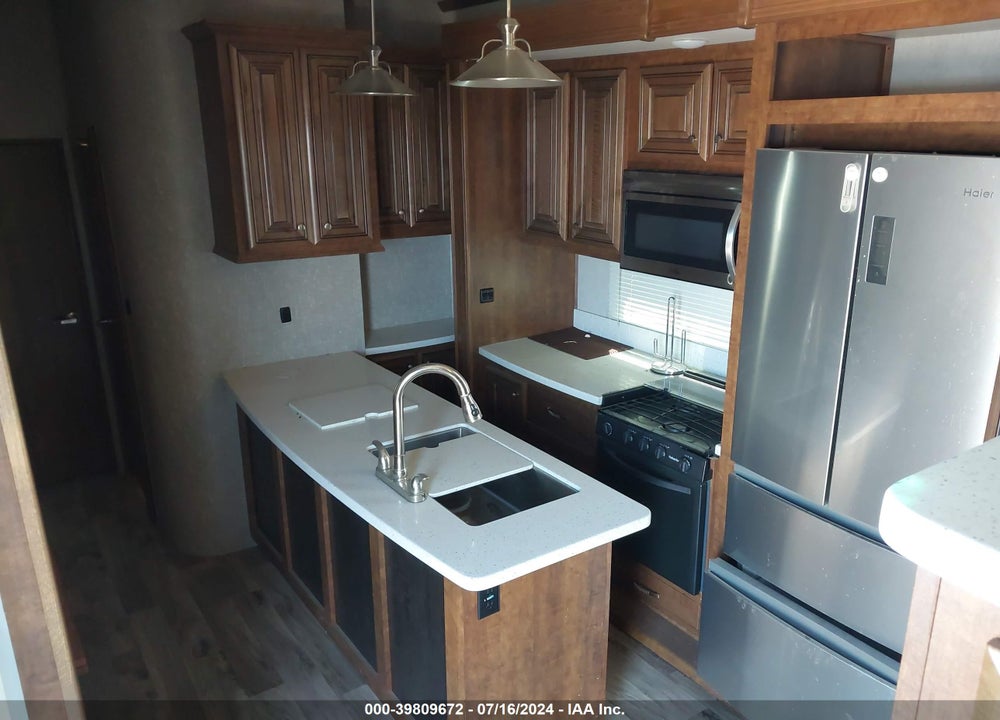 2018 HEARTLAND RV BIG HORN 39FL VIN: 5SFBG4228JE370642