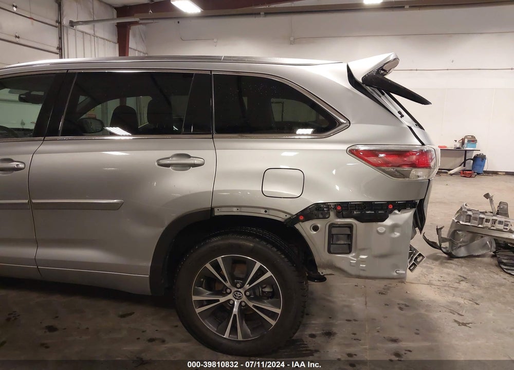 2016 TOYOTA HIGHLANDER XLE V6 VIN: 5TDJKRFH6GS228947