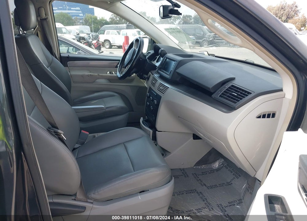 2011 VOLKSWAGEN ROUTAN SE VIN: 2V4RW3DG3BR740252