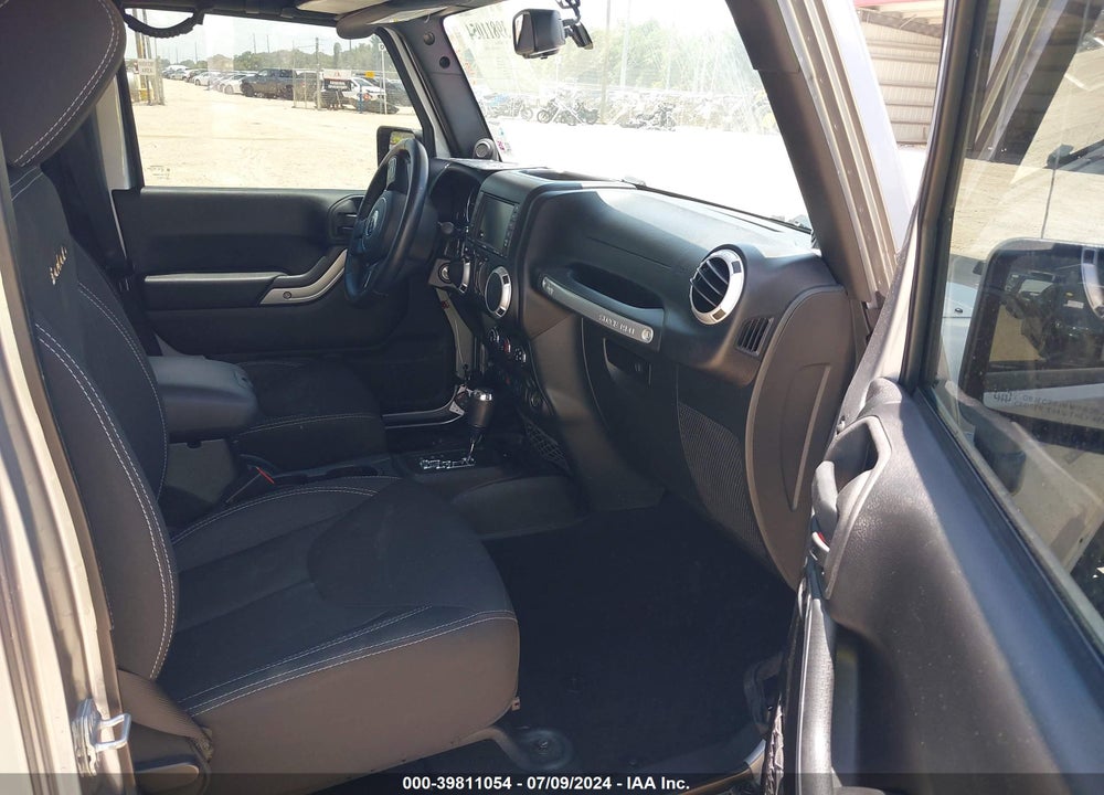 2014 JEEP WRANGLER UNLIMITED SAHARA VIN: 1C4BJWEG5EL322069