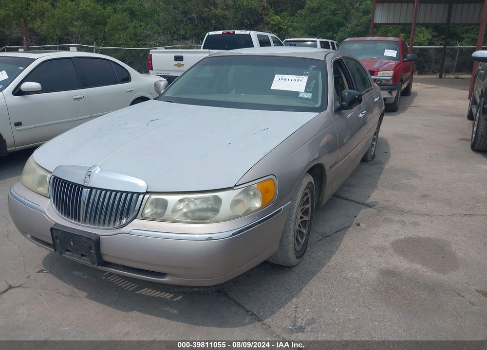 2000 LINCOLN TOWN CAR SIGNATURE VIN: 1LNHM82W9YY765837