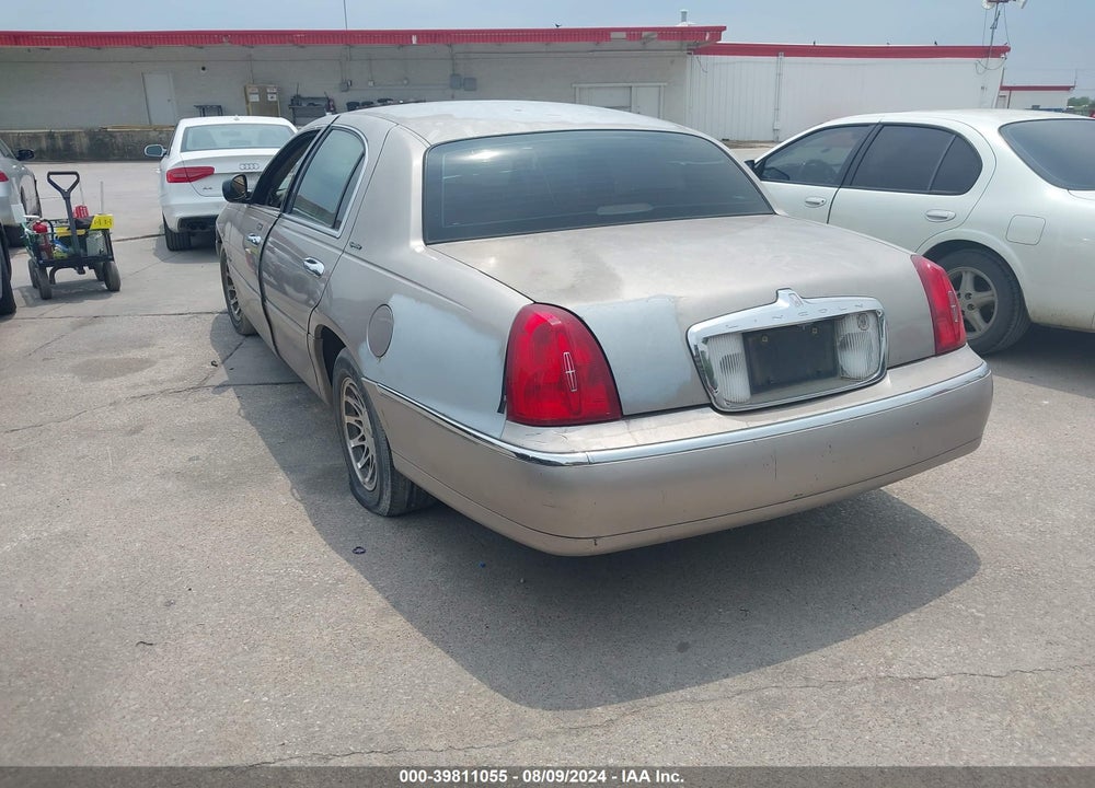 2000 LINCOLN TOWN CAR SIGNATURE VIN: 1LNHM82W9YY765837