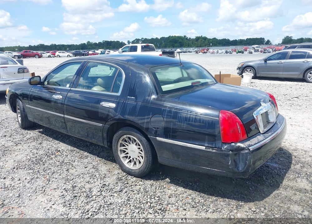 2002 LINCOLN TOWN CAR VIN: 1LNHM82WX2Y653264