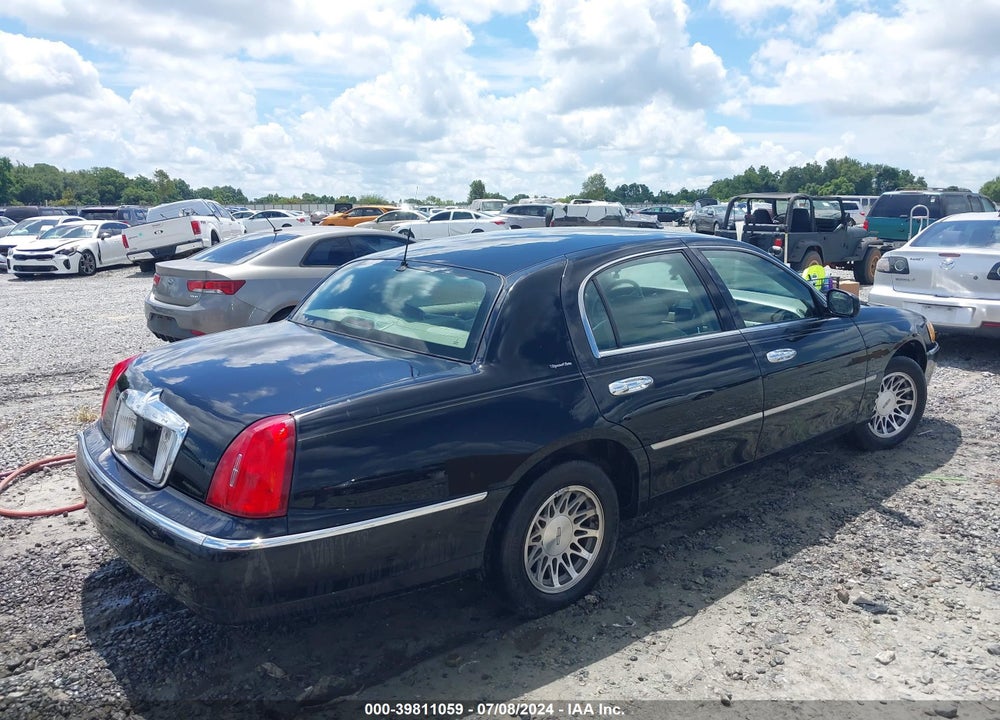 2002 LINCOLN TOWN CAR VIN: 1LNHM82WX2Y653264