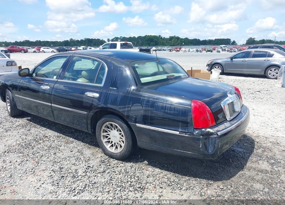 2002 LINCOLN TOWN CAR VIN: 1LNHM82WX2Y653264