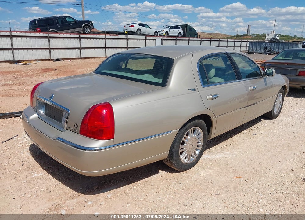2008 LINCOLN TOWN CAR SIGNATURE LIMITED VIN: 2LNHM82V88X644322