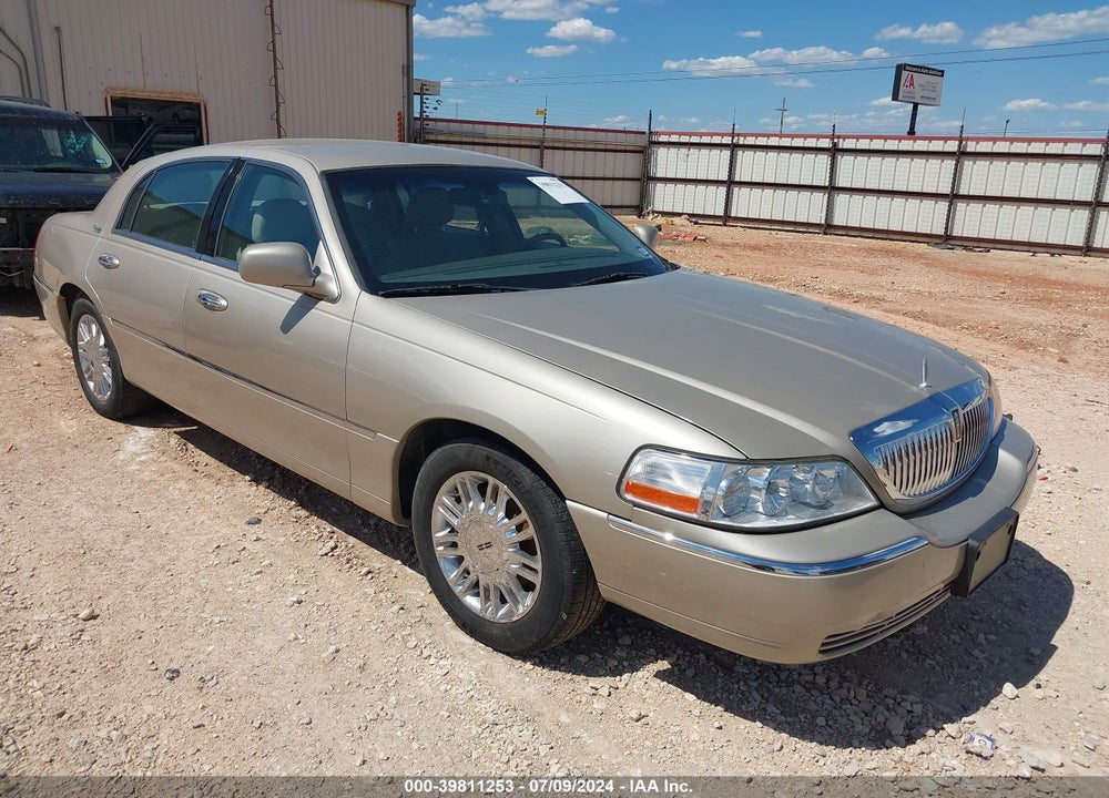 2008 LINCOLN TOWN CAR SIGNATURE LIMITED VIN: 2LNHM82V88X644322