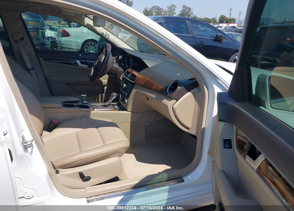 2013 MERCEDES-BENZ C 250 LUXURY/SPORT VIN: WDDGF4HBXDF971722