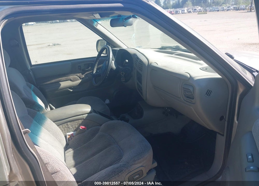2000 CHEVROLET BLAZER LT VIN: 1GNDT13W2Y2335962