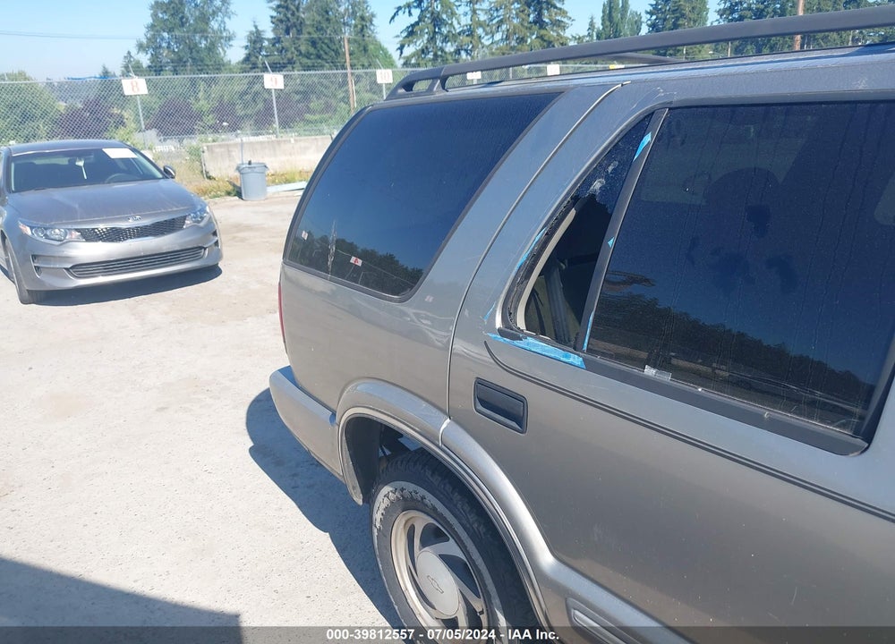 2000 CHEVROLET BLAZER LT VIN: 1GNDT13W2Y2335962