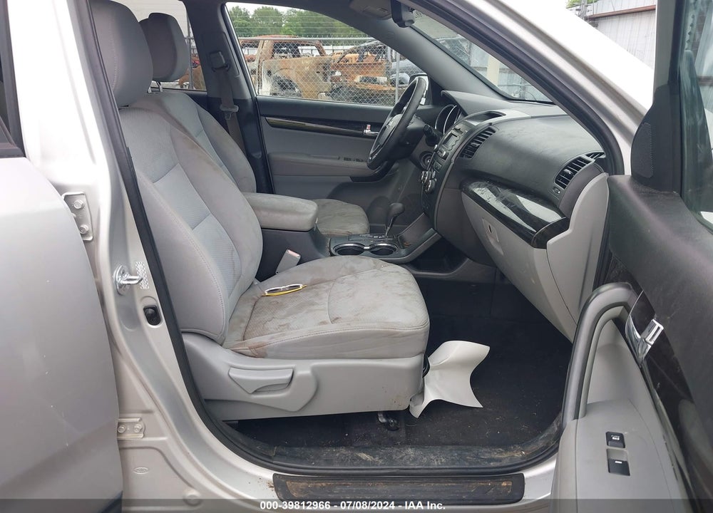 2011 KIA SORENTO LX VIN: 5XYKT4A11BG097401