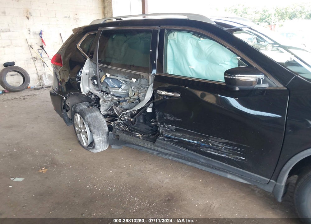 2018 NISSAN ROGUE SV VIN: KNMAT2MV9JP615961