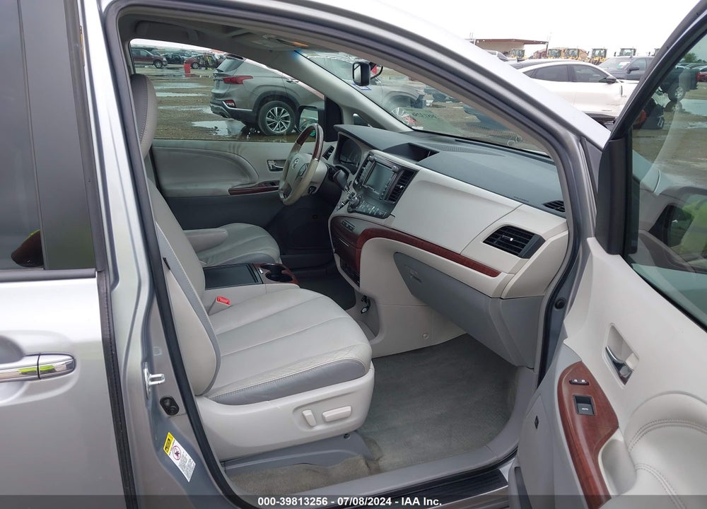 2014 TOYOTA SIENNA LIMITED V6 7 PASSENGER VIN: 5TDYK3DCXES412398