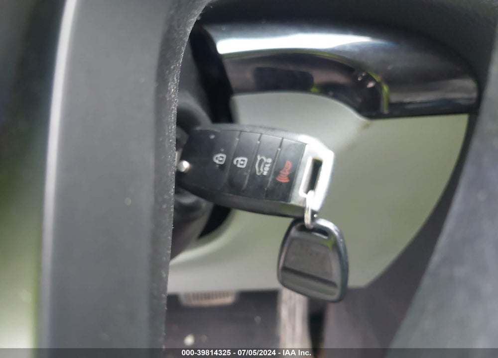 2015 KIA SORENTO LX VIN: 5XYKTCA60FG614523