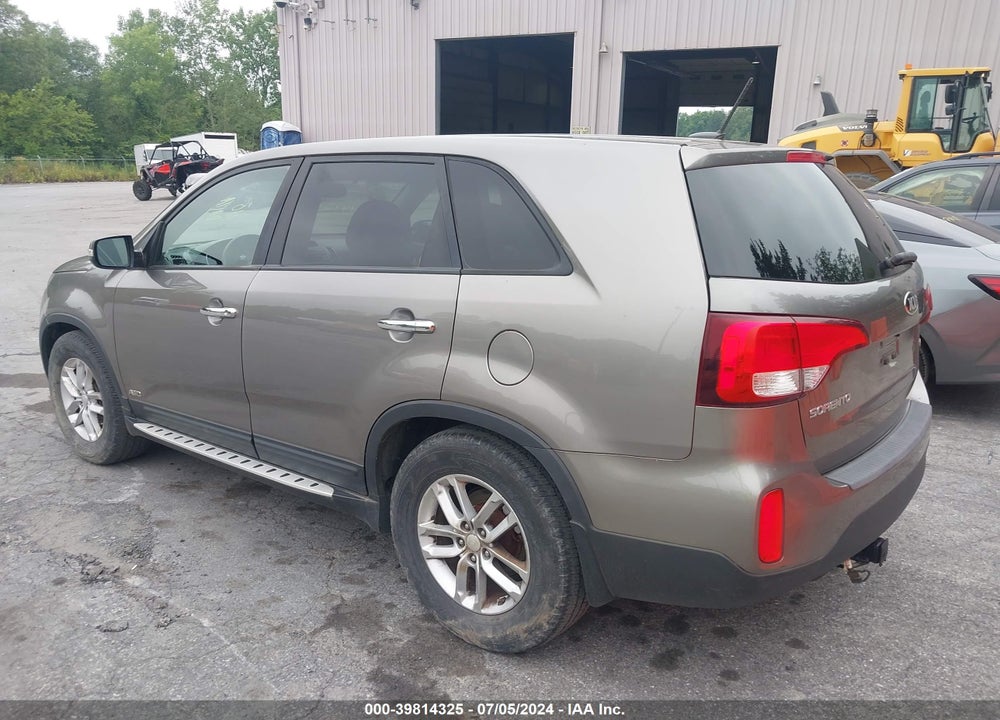 2015 KIA SORENTO LX VIN: 5XYKTCA60FG614523