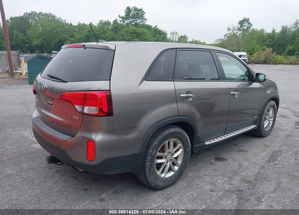 2015 KIA SORENTO LX VIN: 5XYKTCA60FG614523
