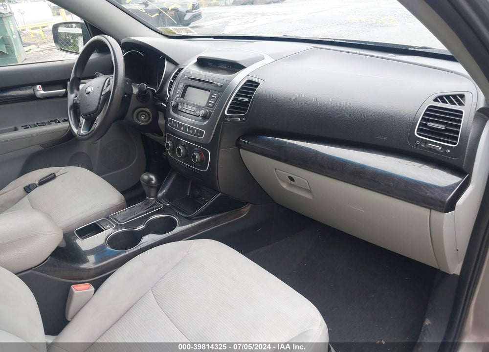2015 KIA SORENTO LX VIN: 5XYKTCA60FG614523