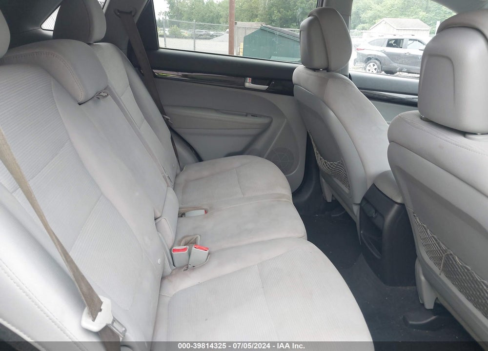 2015 KIA SORENTO LX VIN: 5XYKTCA60FG614523