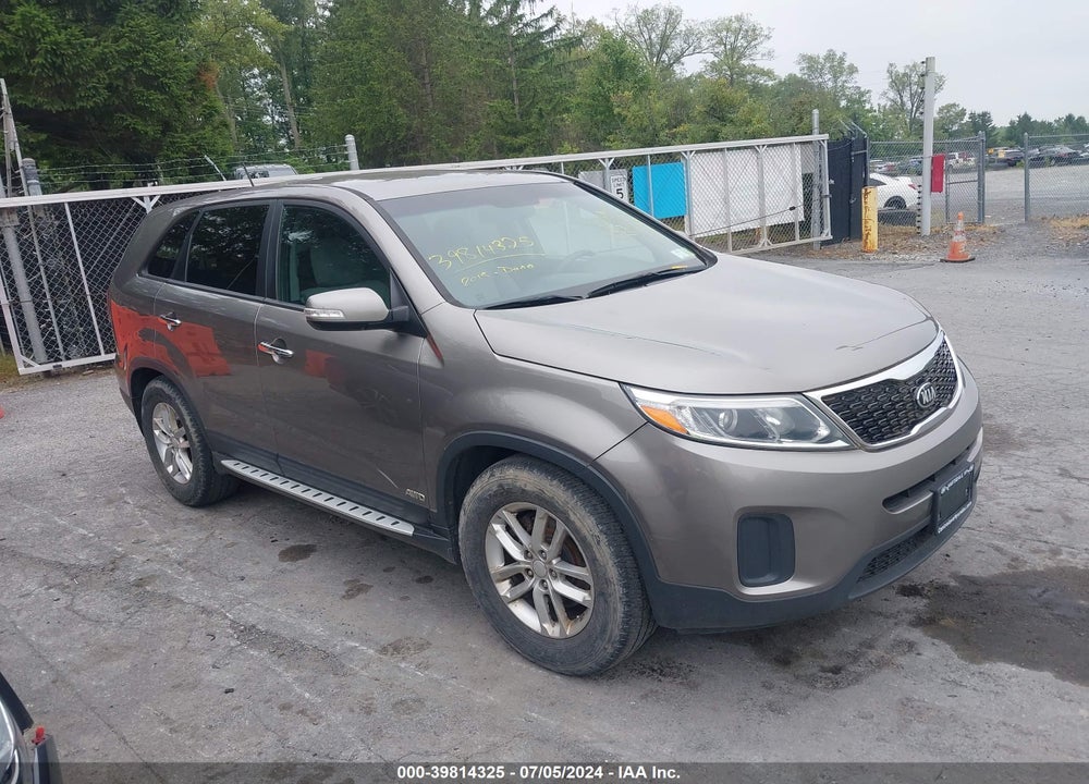 2015 KIA SORENTO LX VIN: 5XYKTCA60FG614523